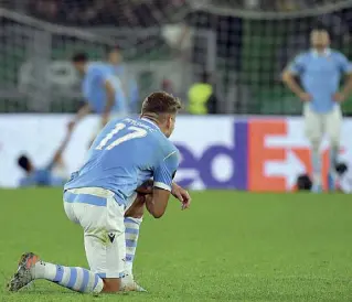  ??  ?? In ginocchio L’amarezza di Ciro Immobile, 29 anni, che ieri ha segnato il gol n. 101 con la Lazio
