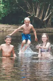  ?? Picture: BRENDAN RADKE ?? SPLASH: Mathew Taylor, 10, Zachary Taylor, 7, and Hannah Bissett, 13, in Freshwater Creek during the long weekend.