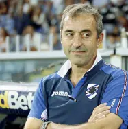  ??  ?? Panchine In alto, Maurizio Sarri da tre anni alla guida del Napoli; in basso Giampaolo