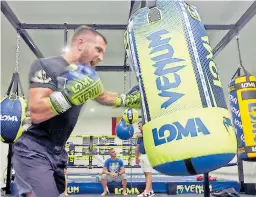  ??  ?? FAVORITO. Vasyl Lomachenko lidera las apuestas en Estados Unidos para obtener el triunfo frente a Teófimo López.