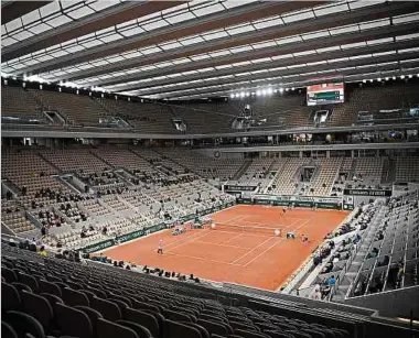  ?? Foto: AFP ?? 200 Millionen Euro hat das neue Dach auf dem Centre Court gekostet. Profitiere­n können in diesem Jahr nur 1 000 Zuschauer pro Tag.