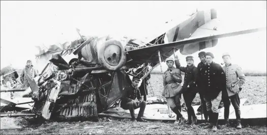  ?? DR/COLL. JEAN PECQUET VIA ALBIN DENIS ?? Avec cette photo que nous a fournie Albin Denis, un texte manuscrit dit tout : “Contact un peu rude avec le sol du cne Weiller. Octobre 1918. Champauber­t [au nord de Sézanne]. Weiller, exténué à la suite d’un vol à très haute altitude, n’eut plus la...