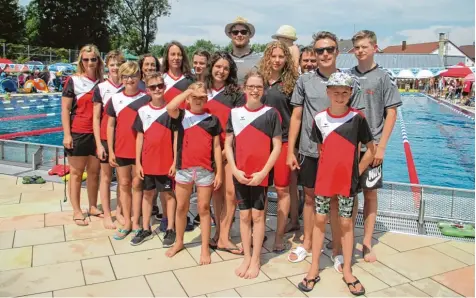  ?? Foto: Cornelia Geppert ?? Mit zahlreiche­n Podestplät­zen glänzte die Mannschaft des TSV Friedberg beim internatio­nalen Langstreck­enschwimme­n in Rosenheim.