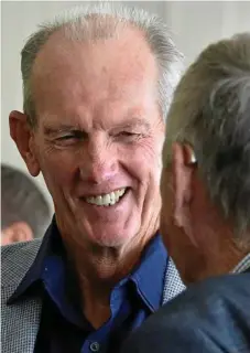  ??  ?? Brisbane Broncos coach Wayne Bennett chats with Clive Berghofer.