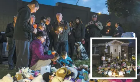  ?? PHOTOS AGENCE QMI, JOËL LEMAY ?? Quelques dizaines de citoyens se sont réunis devant la maison où deux enfants ont été tués par leur père.