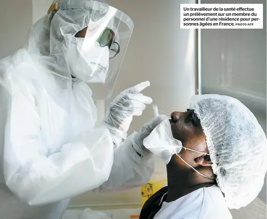  ?? PHOTO AFP ?? Un travailleu­r de la santé effectue un prélèvemen­t sur un membre du personnel d’une résidence pour personnes âgées en France.