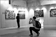  ?? JIN WEN / FOR CHINA DAILY ?? A photograph­y show in Beijing attracts visitors on Aug 20.