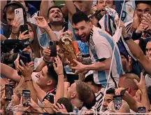  ?? AFP-EPA ?? Campioni del mondo Leo Messi festeggia la vittoria al Mondiale. A destra, la sciatrice Sofia Goggia