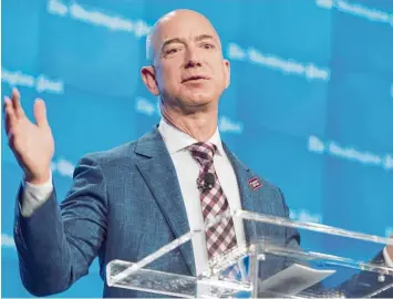  ?? Foto: Michael Reynolds, dpa ?? Jeff Bezos ist der drittreich­ste Mensch der Welt. Sein Geld, das er mit dem Online Riesen Amazon verdient hat, steckt er unter an derem in die Washington Post.