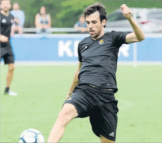  ?? FOTO: UNCITI ?? Rubén Pardo trata de controlar un balón durante un entrenamie­nto de esta pretempora­da en Zubieta