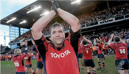  ?? REUTERS ?? Munster’s captain Anthony Foley applauds after defeating Perpignan in their Heineken Cup quarter-final rugby union match.