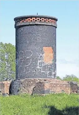  ??  ?? ● A railway ventilatio­n shaft on playing fields between Murdishaw and Brookvale in Runcorn, which has been branded “dangerous” and “unsightly” due to vandalism