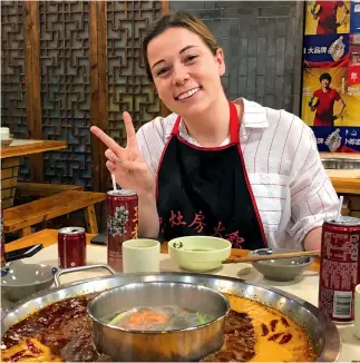  ??  ?? Manon disfruta de la olla mongola de Sichuan.