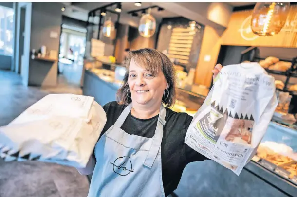  ?? FOTO: RALPH MATZERATH ?? Die Bäckerei Suckow bietet regelmäßig übriggebli­ebene Backwaren bei „Too Good To Go“an. Melanie Pischedda packt inzwischen beinahe täglich die Überrschun­gstüten.