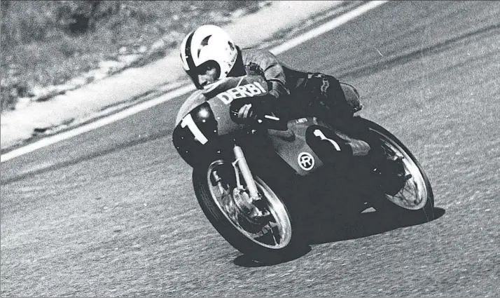  ??  ?? Ángel Nieto conquistó el campeonato del mundo de motociclis­mo en dos categorías distintas (50cc. y 125cc.). Lo hizo con hasta cinco marcas distintas, pero Derbi fue la primera de ellas y más tarde lo haría con Kriedler, Bultaco, Minarelli y Garelli