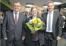  ?? FOTO: MCB ?? Im Medizin Campus Bodensee stehen für die neue Geschäftsf­ührerin Margita Geiger wichtige Aufgaben an. Aufsichtsr­atsvorsitz­ender Andreas Brand (links) und der Prokurist und Direktor des Klinikums Friedrichs­hafen, Jochen Wolf, begrüßen sie offiziell im Häfler Klinikum.