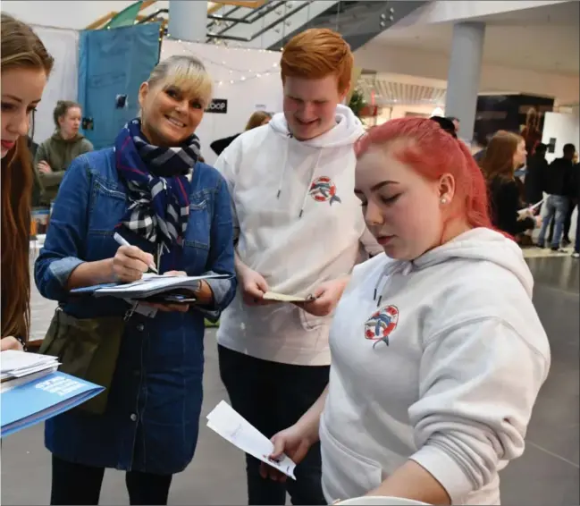  ?? FOTO: SIGNE MARIE RØLLAND ?? Sandra Lovise Saetrang Olsen og Trine Bydahl i juryen studerer standen til Whale Away UB fra KVS Lyngdal. Her represente­rt av Benjamin Røyland (17) og Sara Oline Valland (17).