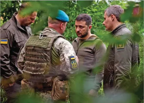  ?? File/agence France-presse ?? Volodymyr Zelensky talks with officers during his visit to the forward positions of the Armed Forces of Ukraine in the Vugledar-maryinka defence zone, Donetsk region.