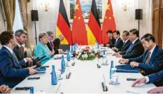  ?? Foto: Michael Kappeler, dpa ?? Angela Merkel im Gespräch mit Chinas Staatspräs­ident Xi Jinping (2. v .r.): Eklat am Rande des Besuchs.