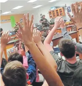  ?? REUTERS ?? La reacción de los alumnos, anteayer, al llegar la policía