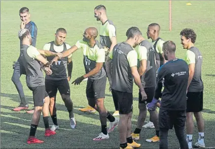  ?? F: EFE ?? Los jugadores del Granada, durante el entrenamie­nto de ayer en el Nuevo Los Cármenes