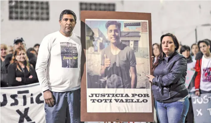  ?? PEDRO LAZARO FERNANDEZ ?? Marcha del dolor. Cristian y María, los padres de Joshua “Toti” Vaello, asesinado de un balazo el 17 de mayo en Fiorito, en una movilizaci­ón realizada en junio.