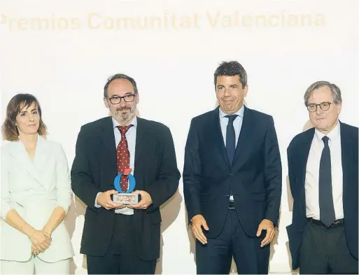  ?? KIKE TABERNER ?? Ignacio Blanquer, CEO de la Fundación Imaging, recoge el premio junto a Alicia Martí, Carlos Mazón y Francisco Marhuenda