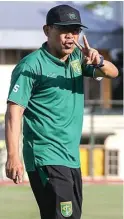  ?? ALLEX QOMARULLA/JAWA POS ?? MEMORI TAMBAKSARI: Aji Santoso saat memimpin latihan Persebaya di UNY.