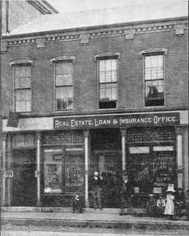  ?? ST. CATHARINES LIBRARY SPECIAL COLLECTION­S SPECIAL TO TORSTAR ?? This photo from 1892 shows the insurance and real estate office belonging to Dexter D’E. Potter on the west side of Queen Street, above St. Paul Street, near May Alley.