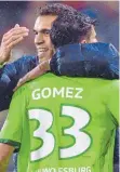  ?? FOTO: DPA ?? Ob er mit seinem Tor Trainer Valérien Ismaël den Job gerettet hat? Mario Gomez schießt das Siegtor für Wolfsburg.