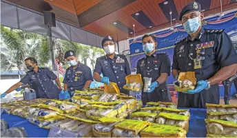  ?? — Bernama photo ?? Shafien (centre) shows various types of drugs valued at RM�� million.