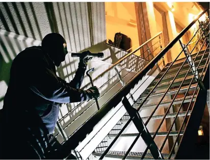  ?? SYMBOLFOTO: POLIZEI ?? Nachts drangen die Täter in die Wohnungen ein. Sie überrascht­en die Opfer meist im Schlaf.