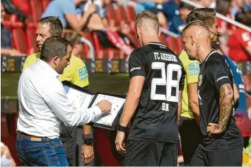  ?? Foto: Klaus Rainer Krieger ?? Trainer Manuel Baum gibt André Hahn (Mitte) und Jonathan Schmid beim Mainz Spiel taktische Hinweise. Für das Heimspiel ge gen Werder Bremen am Samstag wird er sein Personal auf einigen Positionen ändern müssen.