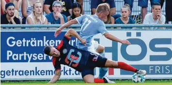  ?? Foto: Julian Leitenstor­fer ?? Voller Einsatz ist heute beim TSV Landsberg gefragt, wenn es gegen Wolfratsha­usen geht. Unser Foto zeigt Sebastian Gilg im Zweikampf mit Münchens Fabian Greilinger.