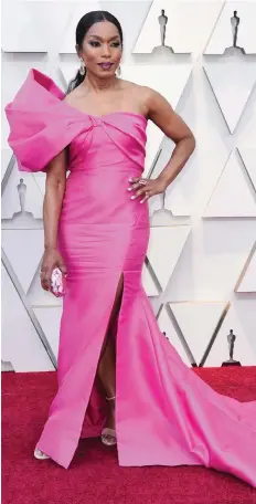  ?? RICHARD SHOTWELL AP ?? Angela Bassett arrives at the Oscars . |