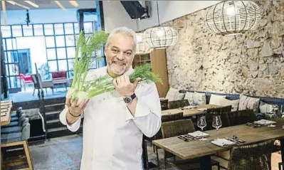  ?? MONTSE GIRALT ?? Xavier Pellicer al local que ha obert dedicat, sobretot, al món vegetal