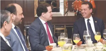  ??  ?? El diputado Ito Bisonó sonríe durante el Desayuno, encabezado por el presidente de la Editora Listín Diario, Manuel Corripio.