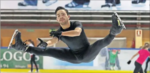  ??  ?? VOLADOR. Felipe Montoya, durante un entrenamie­nto en La Nevera de Majadahond­a. Irá a los Juegos Olímpicos por primera vez.