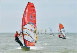  ??  ?? Ci-dessus : En haut, Antoine Questel a survolé cette deuxième étape du Bret’s Funboard Tour, avec trois victoires en trois manches.