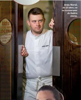  ??  ?? Jesús Moral, de 23 años, en su restaurant­e de Bailén (Jaén).