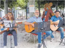  ??  ?? „Meine Oma fährt im Hühnerstal­l . . .“: Der Gitarrensp­ielkreis des Bürgerspit­als spielte auf.