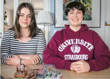  ?? Foto: Romi Löbhard ?? Regina Schmid aus Peiting (links) und Amelie Wirth aus Kinsau nehmen am Wettbewerb „Jugend forscht“teil. Sie haben das Spiel „Tic Tac Toe“auf den aktuellen Stand der Technik und Elektronik gebracht.