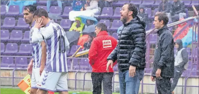  ??  ?? MAL DÍA. El Real Valladolid no regateó esfuerzo ante el Eibar, pero no salieron las cosas. El empate del sábado fue lo mejor del partido.