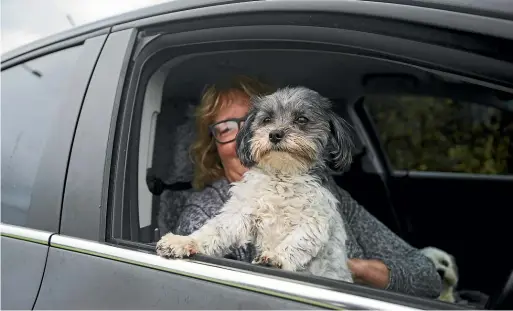  ?? ANDY MACDONALD/ STUFF ?? Opunake Emergency Management Group volunteer Raewyn
Cornford and her dog Zoey were out delivering food supplies to a family needing help during the power cut in Opunake on Tuesday.