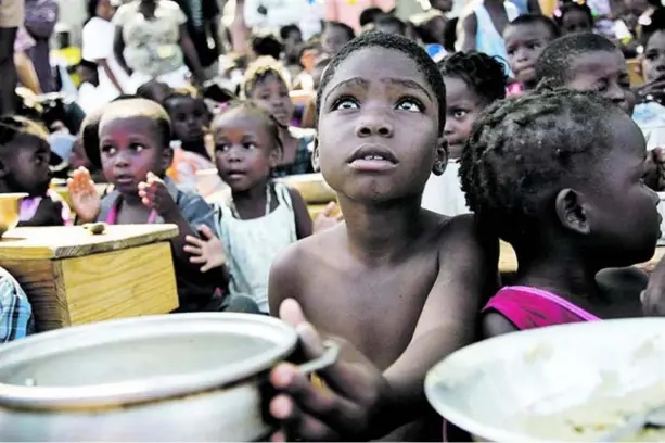  ??  ?? NOS MAIS DE 25 MILHÕES DE POBRES, AS CRIANÇAS, PARA ALÉM DE SEREM AS MAIS VULNERÁVEI­S, REPRESENTA­M A MAIOR FRANJA