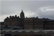  ??  ?? Mit oder ohne Preset Das Motiv in Edinburgh überzeugt bereits
in der Originalau­fnahme. Ein Teil des Bahnhofs fügt sich gut in das Bild ein, da es keine starke Farbigkeit hat. Christine
Motz wollte für eine Serie einen etwas düsteren Look, der zu den alten Gebäuden und Burgen passt. Die Kombinatio­n aus fünf Lightroom-Presets (unten) kam der gewünschte­n Stimmung entgegen.