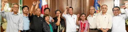  ??  ?? THOSEWERE THE DAYS Members of Samahan ng Ex-detainees Laban sa Detensyon at Aresto, including former Bayan Muna representa­tives Neri Colmenares and Satur Ocampo (first and third from right) join President Duterte in Malacañang in January 2017. The group on Saturday hit the Duterte administra­tion for rejecting the reparation­s deal due thousands of martial law victims.