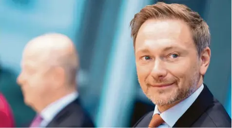  ?? Foto: Kay Nietfeld, dpa ?? Baden‰Württember­gs FDP‰Landesvors­itzender Michael Theurer hat am Sonntag ein gutes Ergebnis eingefahre­n, da geht der Blick von Liberalen‰Chef Christian Lindner schon mal hoffnungsv­oll in Richtung Bundestags­wahl im September.