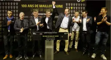  ??  ?? Laurent Jalabert, Ronan Pensec, Bernard Thévenet, Eddy Merckx, Christian Prudhomme, Pascal Lino, Cédric Vasseur et Thor Hushovd : sept des neuf anciens porteurs du Maillot Jaune présents hier autour du patron du Tour.