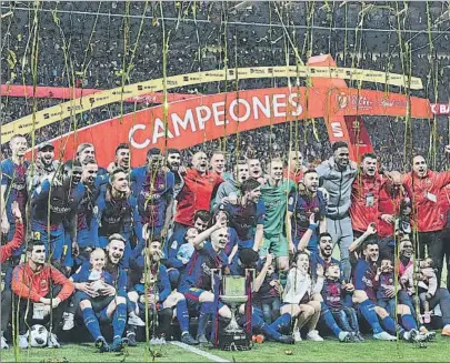  ?? FOTO: J. A. SIRVENT ?? El Barça ganó la Copa del Rey ante el Sevilla antes de conquistar la Liga y ahora le espera la Supercopa de España